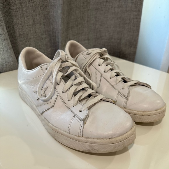 Men’s white converse sneakers. Size 10   Pre owned - Picture 6 of 12